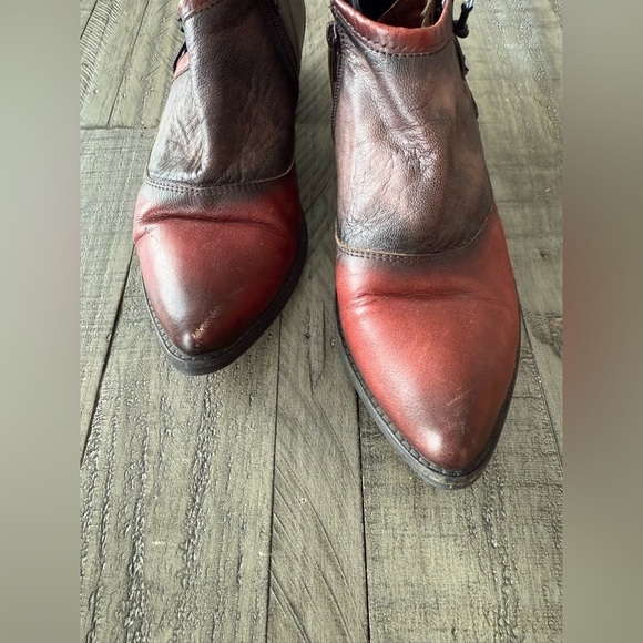 Unity In Diversity Red & Distressed Black/Brown Bootie, size 39. - Picture 9 of 14